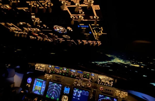 Cockpit de noche (Sebastian Carbajo)