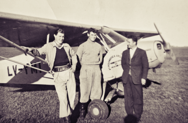 PA-11 del aeroclub Coronel Suárez en la estancia Santa Isabel, La Colina, Provincia de Buenos Aires. Año 1956 (Eduardo Macadam)