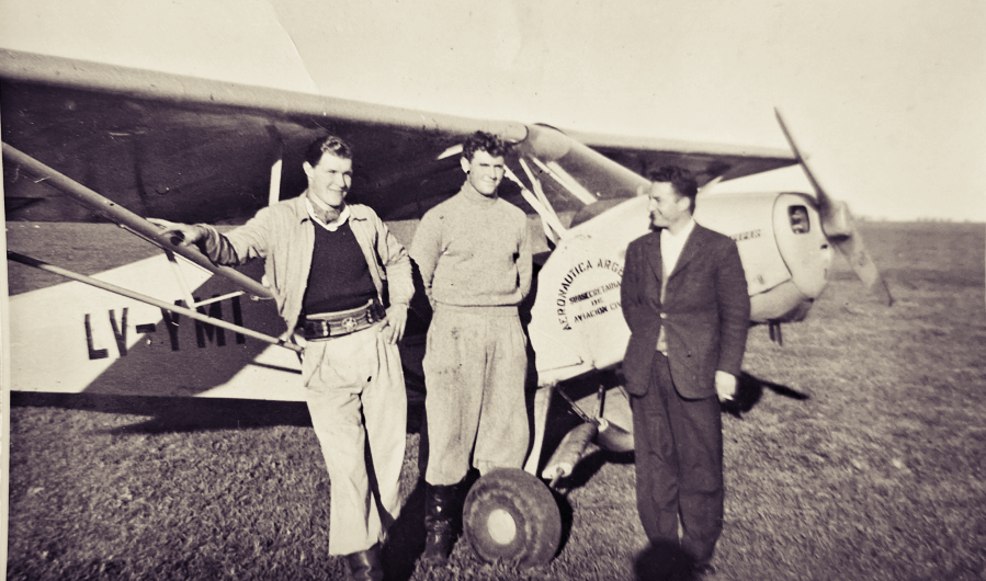 PA-11 del aeroclub Coronel Suárez en la estancia Santa Isabel, La Colina, Provincia de Buenos Aires. Año 1956 (Eduardo Macadam)