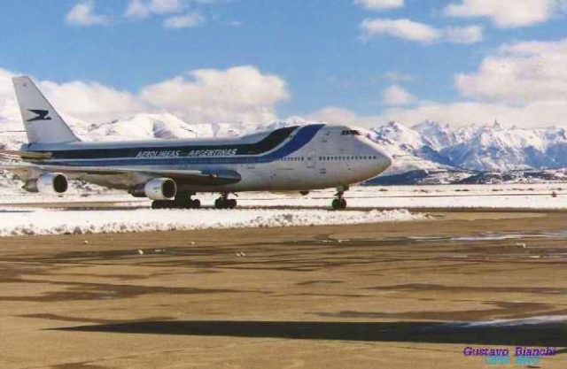 Primera operación del Boeing 747/200 en Bariloche. Fotografías tomadas por el Despachante Gustavo Bianchi el 11 de setiembre de 2000 (Pedro Biasotti)