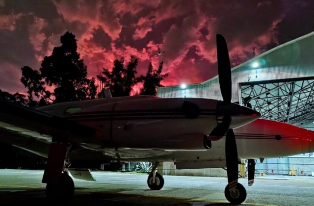 Esperando recarga combustible. Hangar Mendoza (Enzo Mattolini)