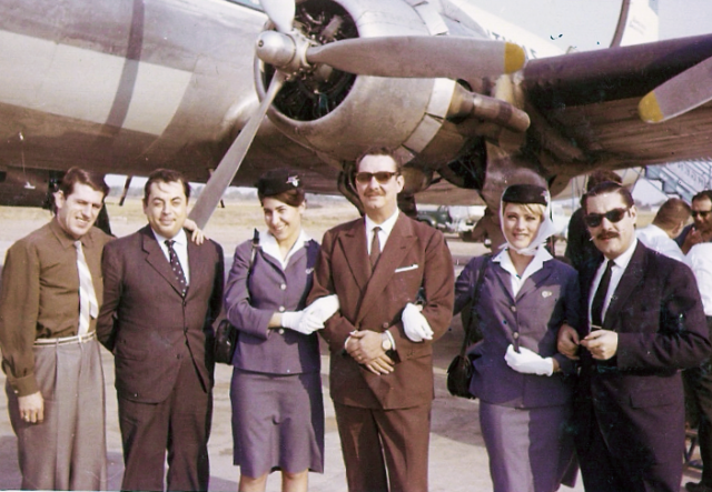 Tripulación de DC-4 de Aerolíneas Argentinas en Río Gallegos junto con Los Chalchaleros. Cmte Trigo, Cop Macadam, Radio-operador Benso, Comisario Biancotti, y Aux Eva Viret y Marta Álvarez (Eduardo Macadam)